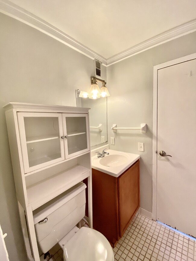 Main Bathroom - 3150 Excelsior Blvd