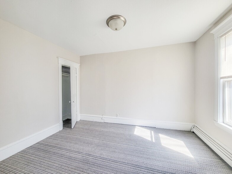 Building Photo - 644 Van Buren St NE