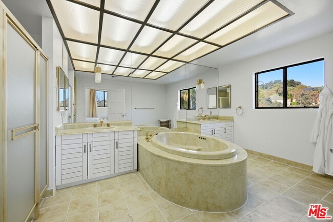 Building Photo - 2846 Royston Pl