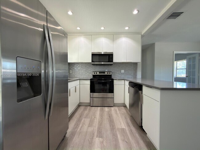 Building Photo - 1325 NW 11th Ct