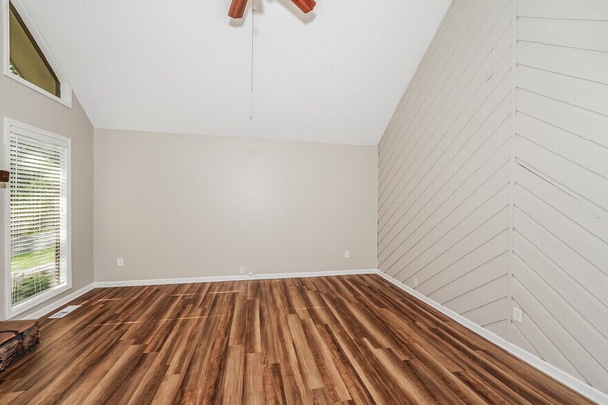 Building Photo - 5823 Willow Crest Dr