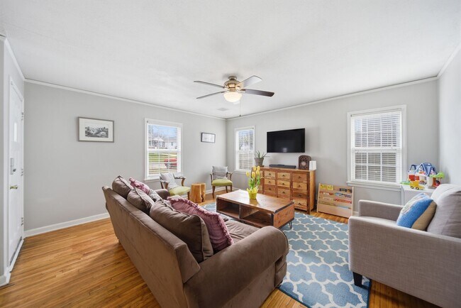 Building Photo - Charming Midtown bungalow just minutes from downtown!