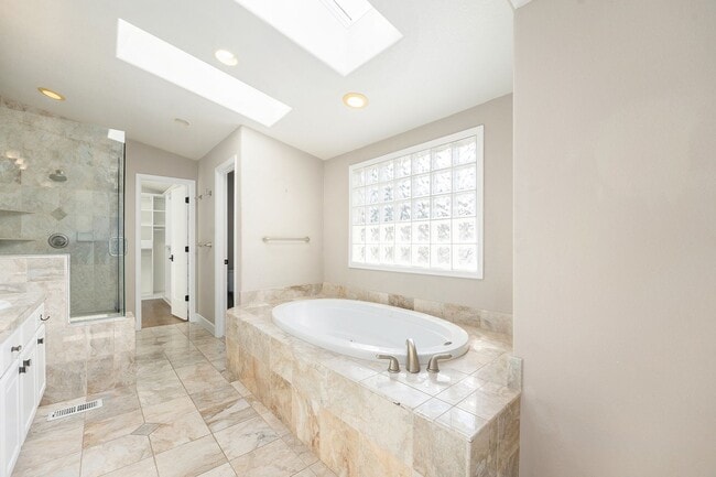 Building Photo - Stunning Home in the Heart of Cherry Creek...