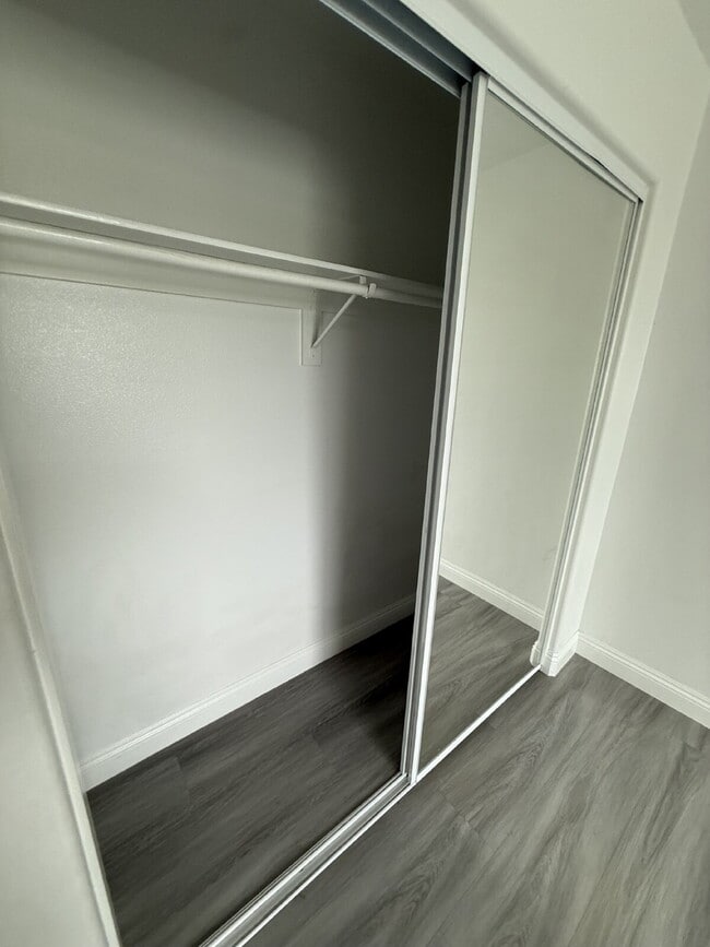 Building Photo - New Gas Range & Refrigerator.  Spacious rooms, private yard and RV parking.  Must see - Won't las...