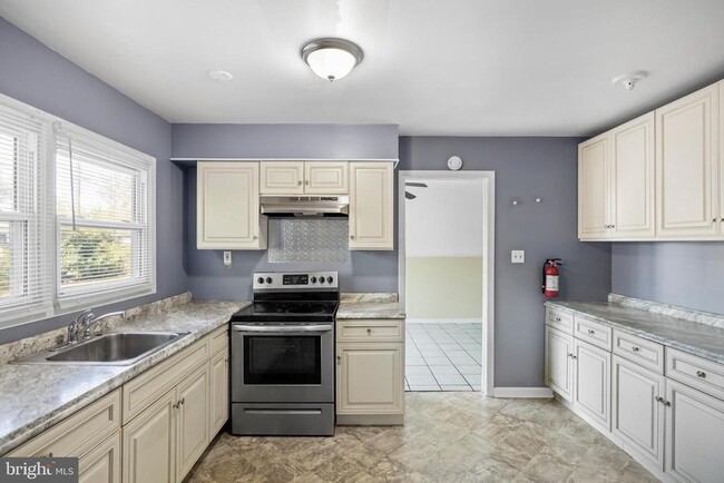Building Photo - 15 Gallant Ln