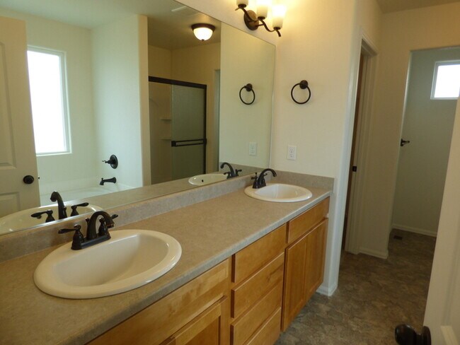 Building Photo - Spacious 3 Bedroom, 2.5 Bathroom Home in Berthoud- Easy Commuting!