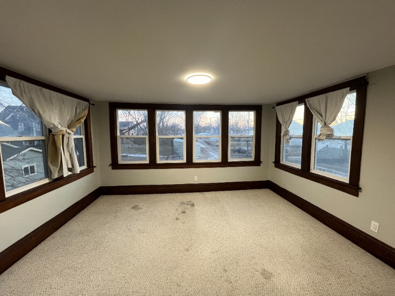 Building Photo - 1220 6th Ave