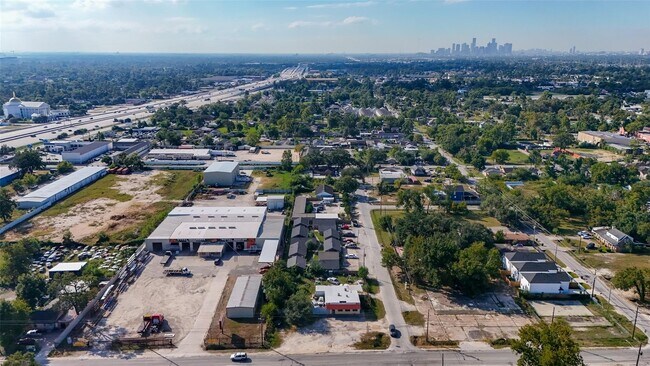 Building Photo - 8814 Manus St