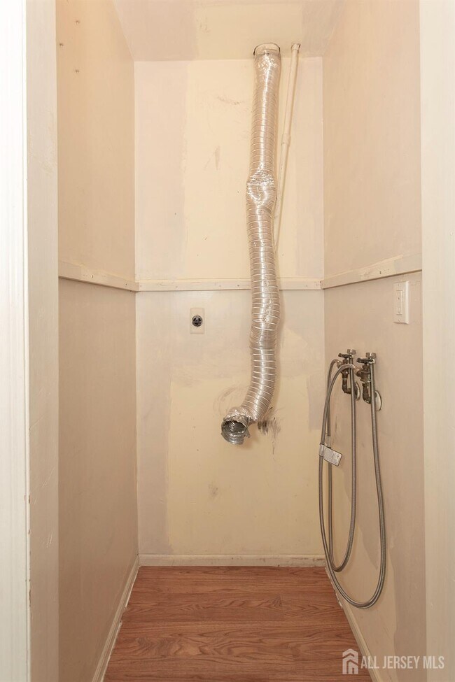 Building Photo - 410 Johnstone St