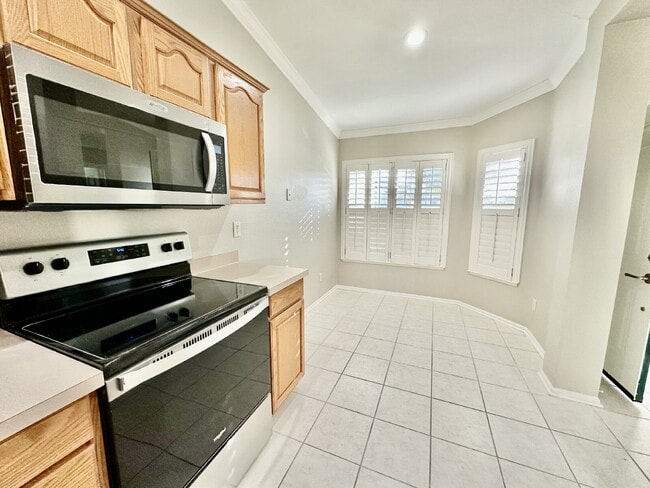 Building Photo - Two Bedroom Home in Sun City Offering One Month Free Rent!