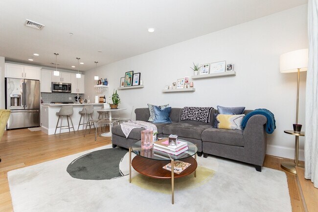 Building Photo - 545 E 3rd St