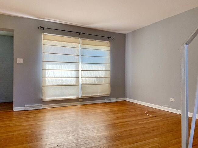 Building Photo - Cozy 3 bedroom 1.5 Bathroom Townhouse! Hardwood Throughout! Parking Included In Rent! Available f...