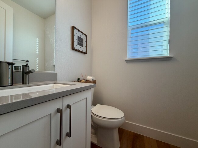 Building Photo - 561 Pilgrim Dr