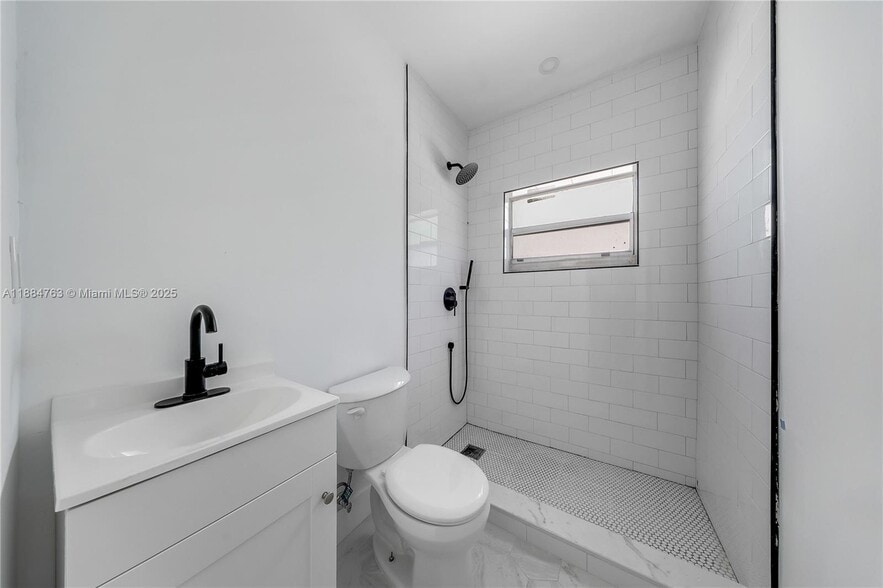 Building Photo - 2464 SW 22nd St