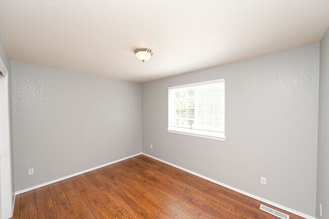 Building Photo - 4 Bedroom Home