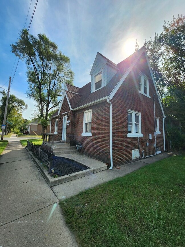 Building Photo - Large Glen Park Home
