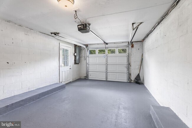 Building Photo - 5822 Brookview Dr