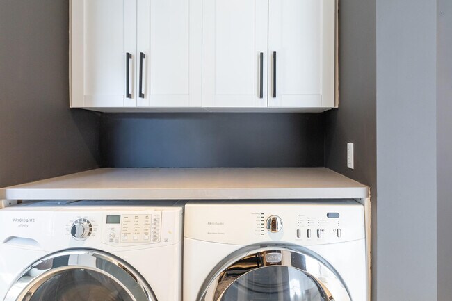 Building Photo - 6515 Bay Club Dr