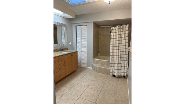 Building Photo - 4644 La Jolla Dr
