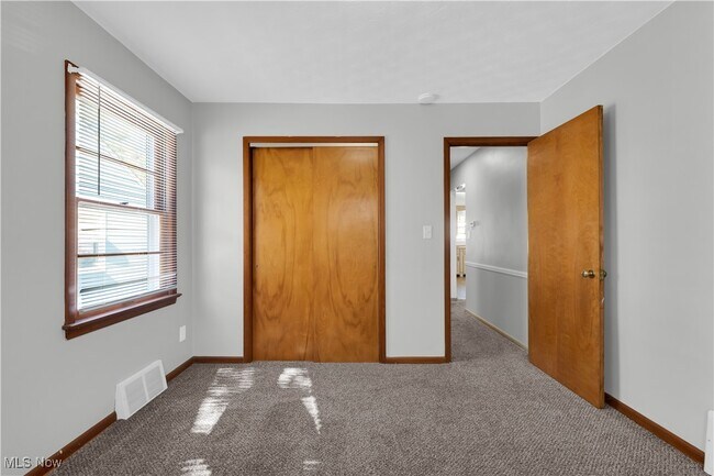 Building Photo - 1487 E 193rd St