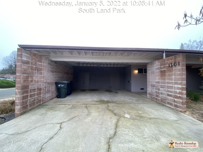 Building Photo - Unique, Cheery and Spacious Mid-Century Mo...