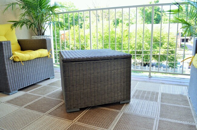 Building Photo - AVAILABLE NOW!  Want a GREAT Location?  Want an Average LGE Bill of $30/mo??  This Beautiful 1 Be...