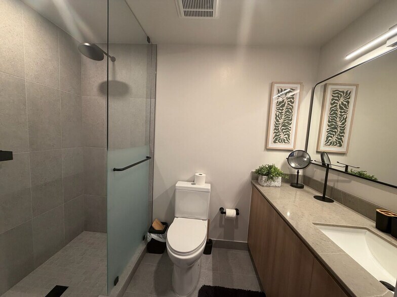 Building Photo - 121 NE 5th St