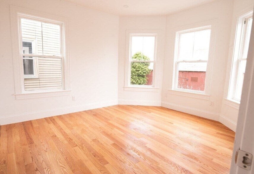 Building Photo - 10 Brookside Ave