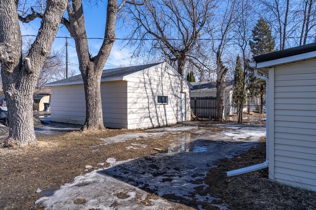 Building Photo - One Bedroom, One Bathroom Single Family Home