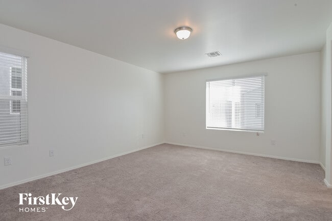 Building Photo - 2863 N Fair Oaks Ave