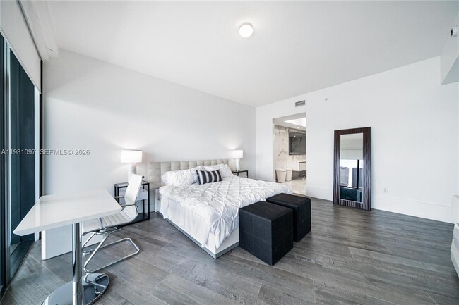 Building Photo - 5500 Island Estates Dr