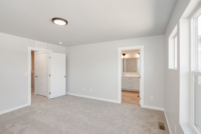 Building Photo - Now Leasing! Fantastic Location, Community...