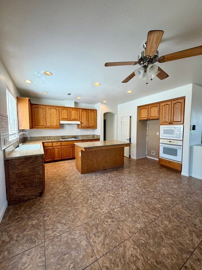 Building Photo - 118 Emerald Isle Way