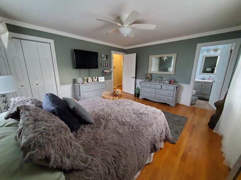Bedroom 1, upstairs - 621 Broadview Dr