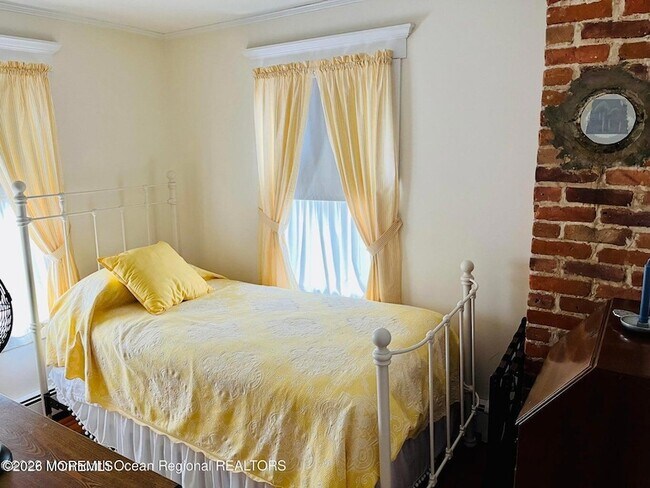 Building Photo - 214 Howe St