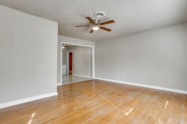 Building Photo - 3109 Dogwood Park Dr