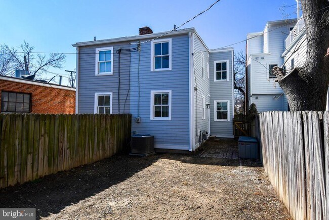 Building Photo - 216 S Henry St