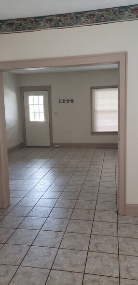 Main level large living area lots of light! - 1016 S Franklin St