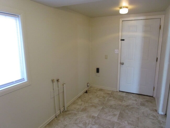 Building Photo - *PRICE REDUCED* 2 Bedroom Home with Large ...