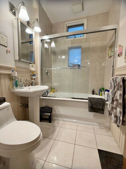 Building Photo - 20 Oakview Ter