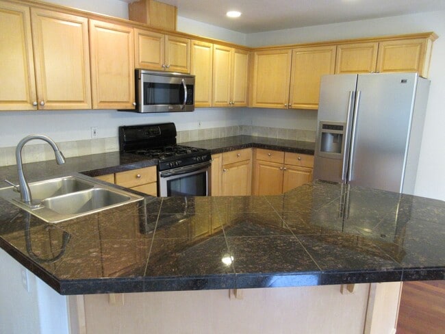 Building Photo - Large Four Bedroom in South Salem