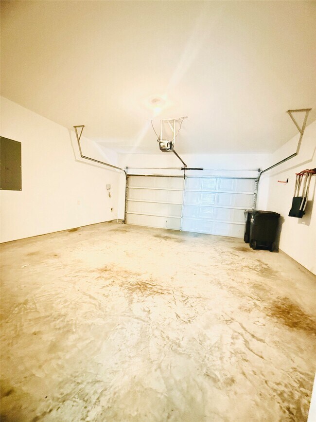 Building Photo - 15826 Dove Holw Dr