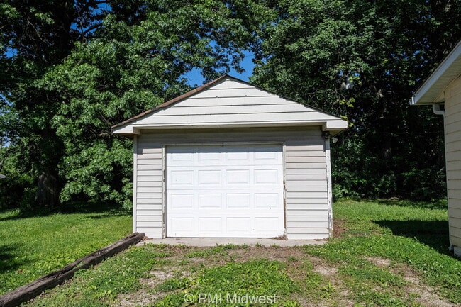 Building Photo - "Charming 2-Bed Duplex Retreat in Indianapolis - Cozy 728 Sq Ft Gem!"