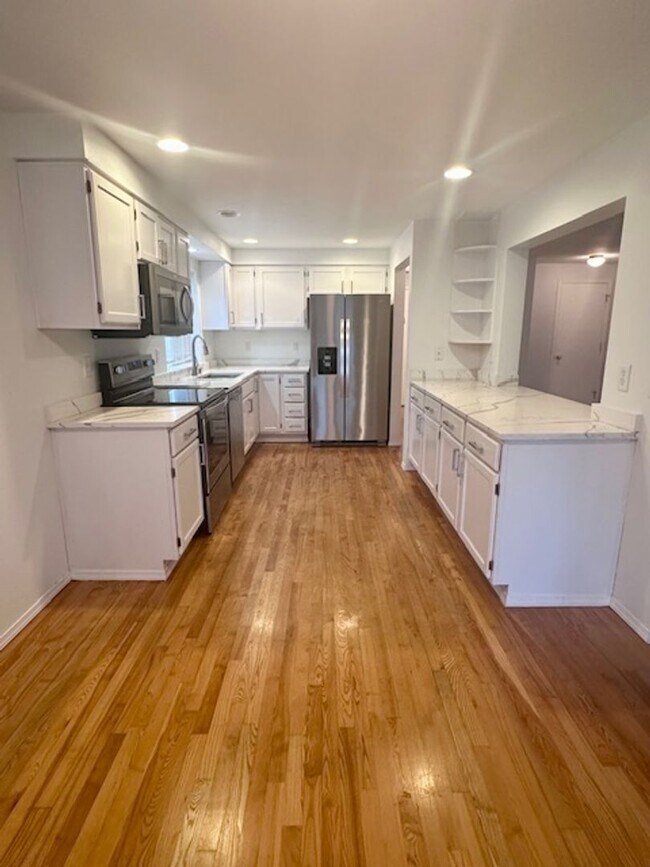Building Photo - Spacious 4 bedroom - Ready Now