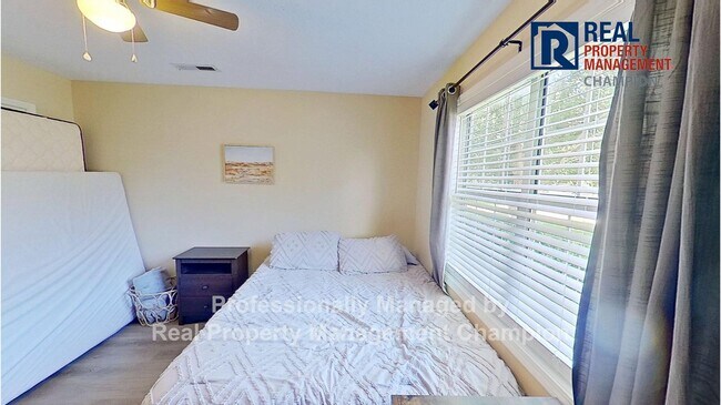 Building Photo - Updated 3 BD/2 BA Plus Office with Attache...