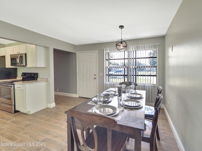 Building Photo - 2056 Little John Rd