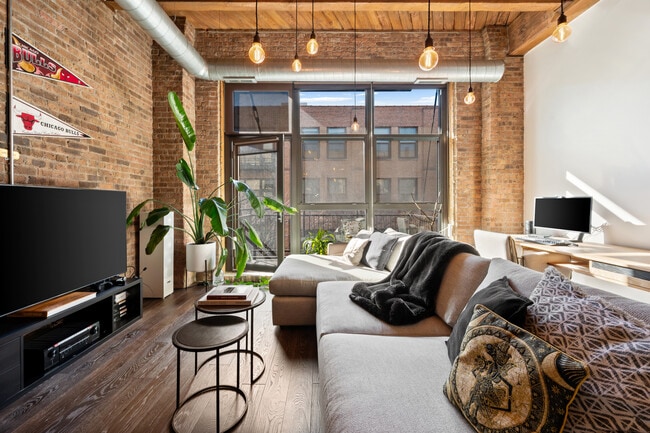 Building Photo - 1040 W Adams St