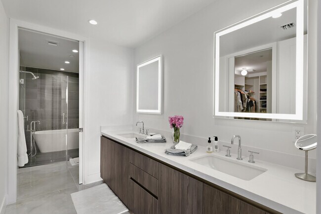 Building Photo - 485 E Royal Palm Rd