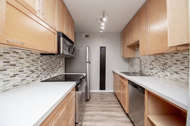 Building Photo - 7575 Katy Fwy
