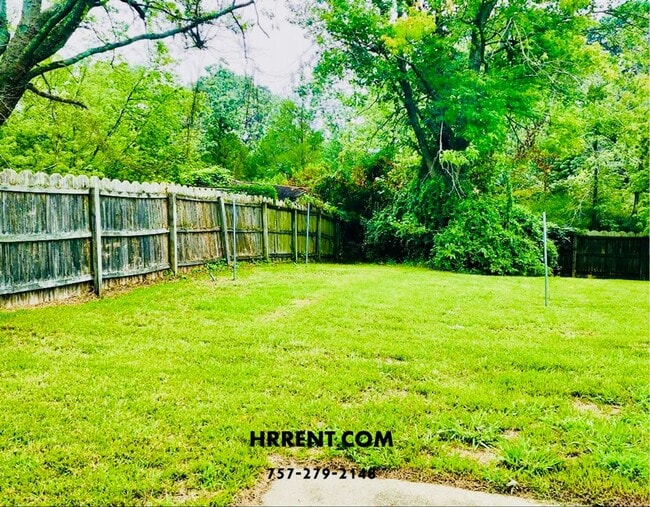 Building Photo - Amazing 6 Bedroom 3 Bathroom Two Story Hom...